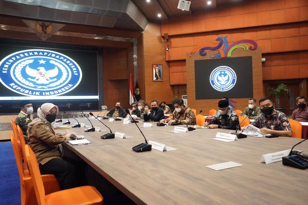 Dirikan Monumen Cinta Habibie Ainun, Taufan Pawe Mendapat Apresiasi dari Sandiaga Uno